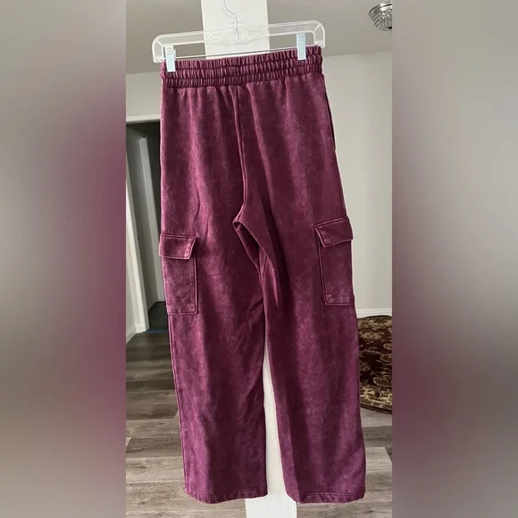 No Boundaries Mineral Wash Cargo Sweatpants For Women In Dark Cherry. - Picture 2 of 6